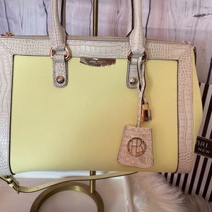NWT - Beautiful Henri Bendel shoulder bag